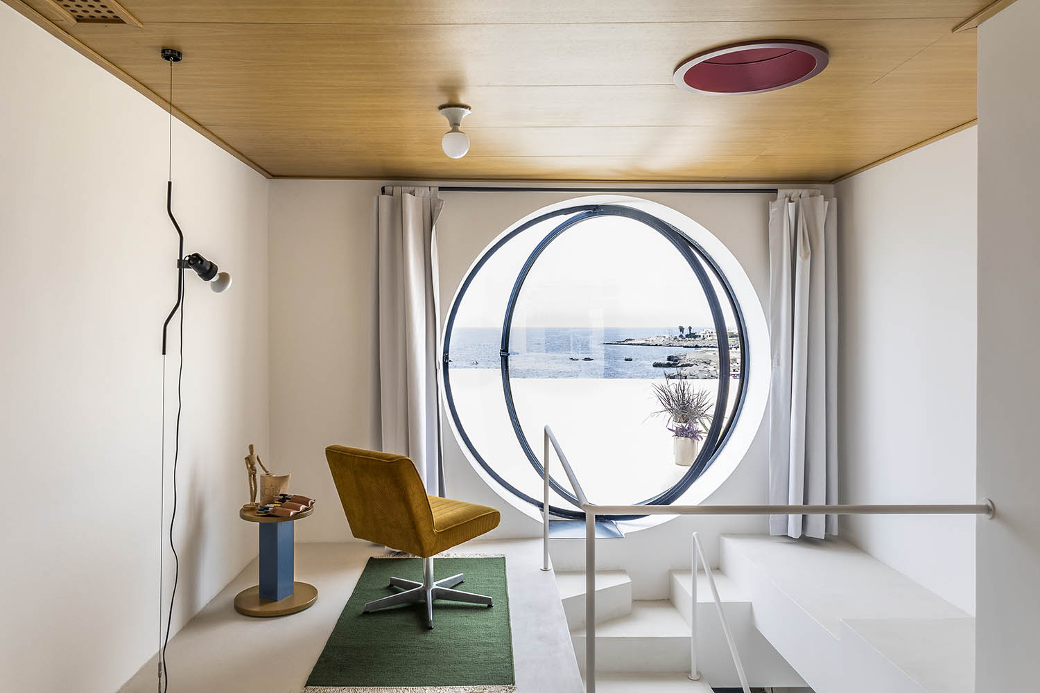 Through the round window: a seaside home in Puglia