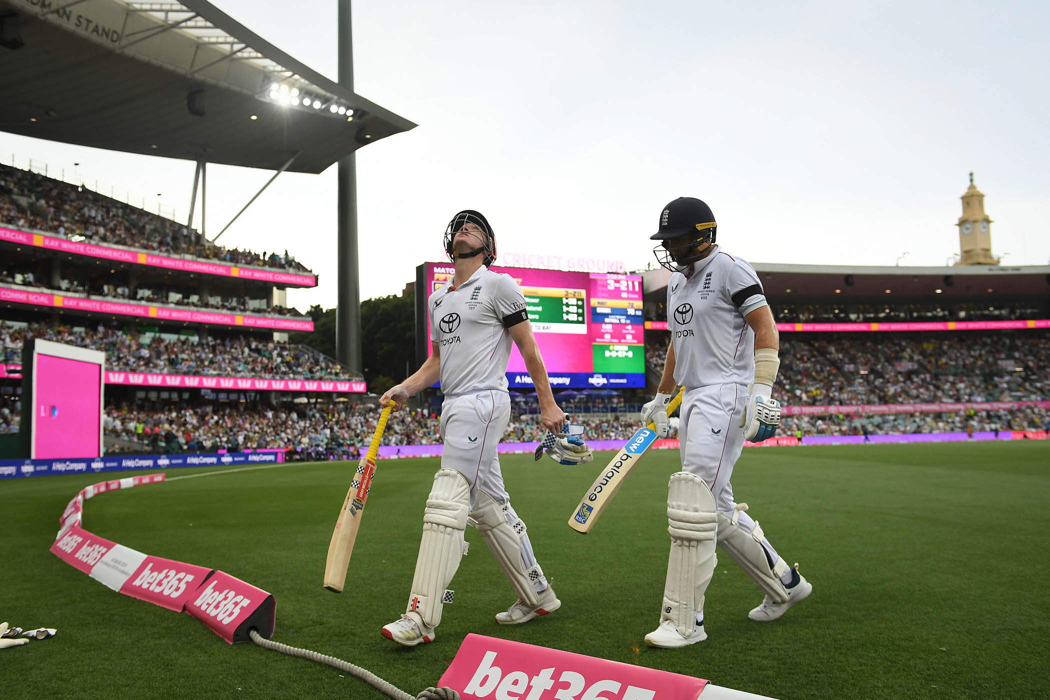 England make strong start against spinner-less Australia