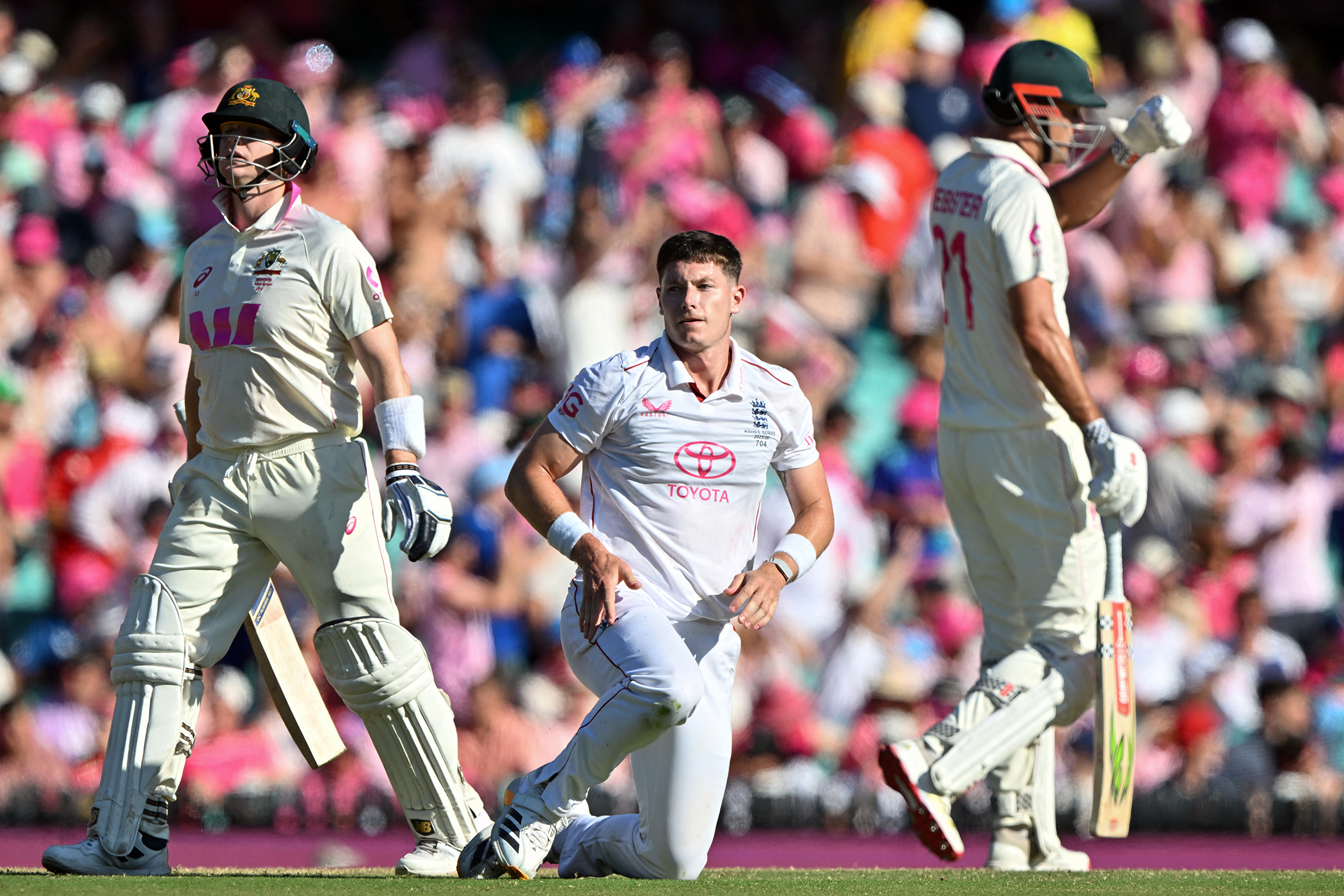 England bowlers left to toil as Australia pull ahead